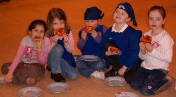 Eating pizza