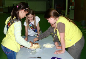 making hedgehog cake