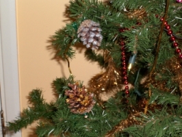 The finished pine cone decoration